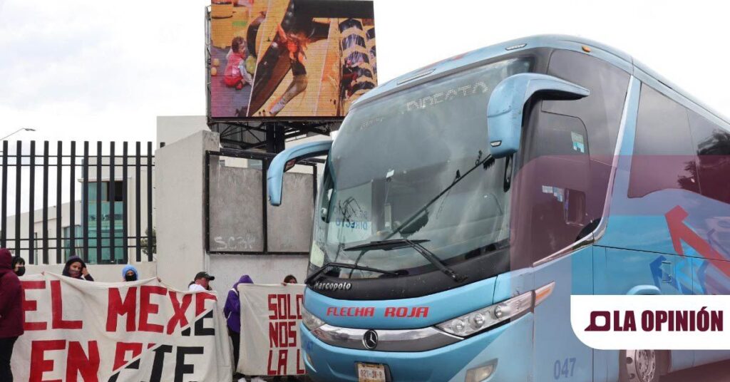 Estudiantes del Mexe se manifiestan en Pachuca y bloquean acceso a Central de Autobuses