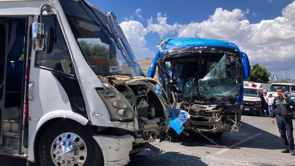 Fuerte accidente entre autobuses en la autopista México-Pachuca