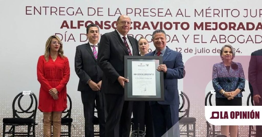 Entrega Menchaca Salazar presea al Mérito Jurídico 2024