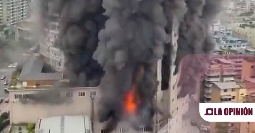 Fuerte incendio en centro comercial en Zigong deja personas sin vida