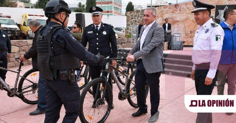 Sergio Baños brinda equipamiento a elementos de seguridad