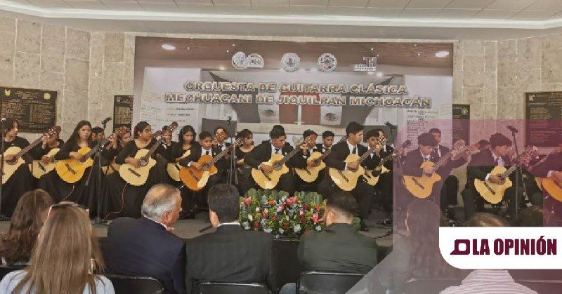 Orquesta Mechuacani deslumbra con concierto de guitarra clásica