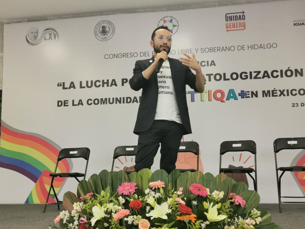 Hidalgo refuerza lucha contra terapias de conversión en conferencia histórica