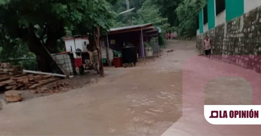 Viven emergencia en Xochiatipan al desbordar arroyo El Zapote