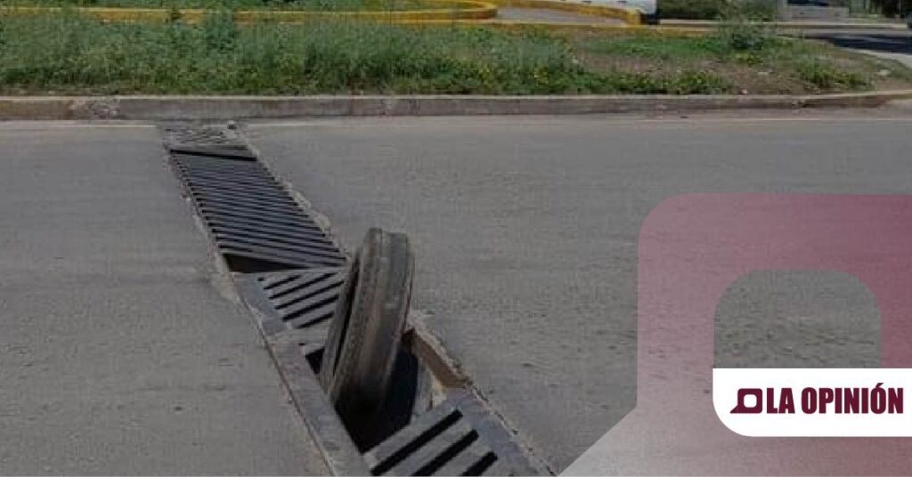 Alcantarilla sin rejilla en Ciudad Sahagún causa problemas a peatones y conductores