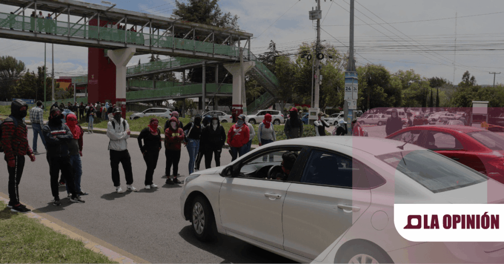 Estudiantes del Mexe bloquean accesos a la SEPH en protesta por despido de maestros