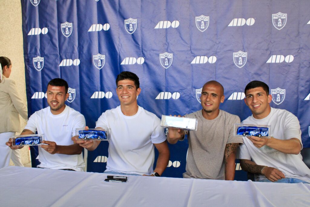 Tuzos del Pachuca presentan nuevo autobús conmemorativo