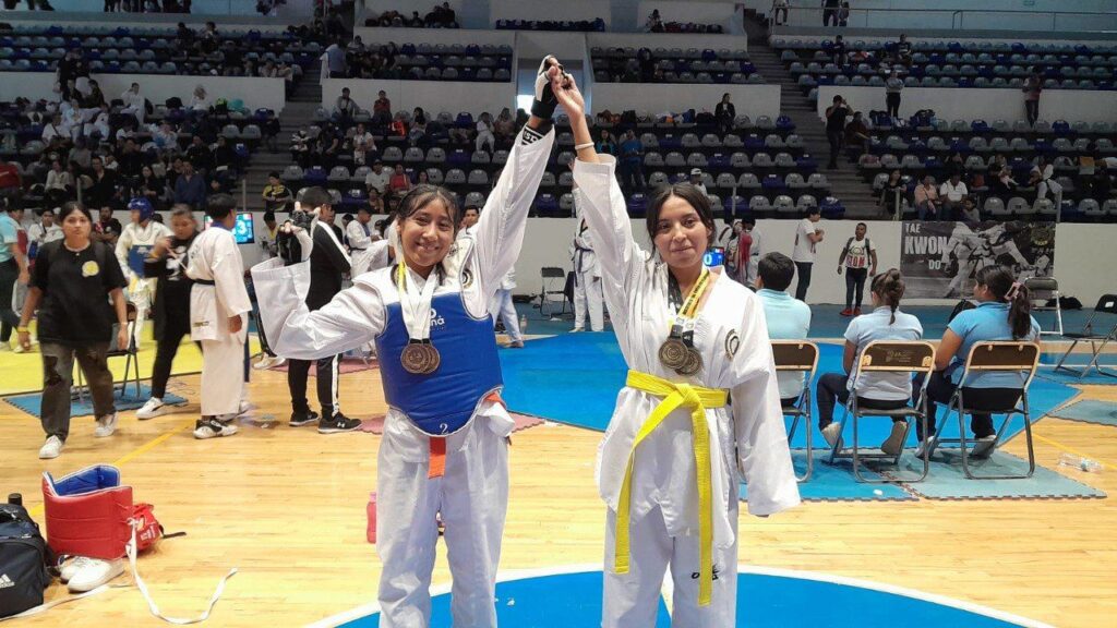 Estudiantes de UTHH destacan en campeonato nacional de Taekwondo y Kickboxing