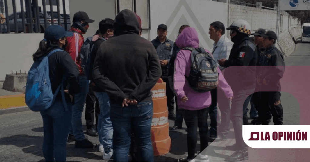 Bloquean salida de Central de Autobuses de Pachuca