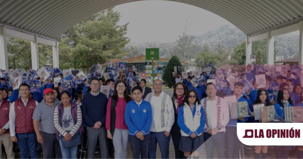 Entregan libros y uniformes a estudiantes del CECyTEH en Agua Blanca