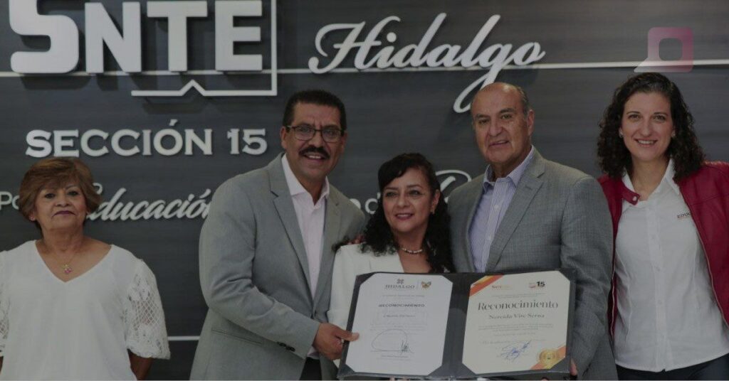 Reconocen a docentes con 25, 30 y 40 años de servicio en funciones administrativas