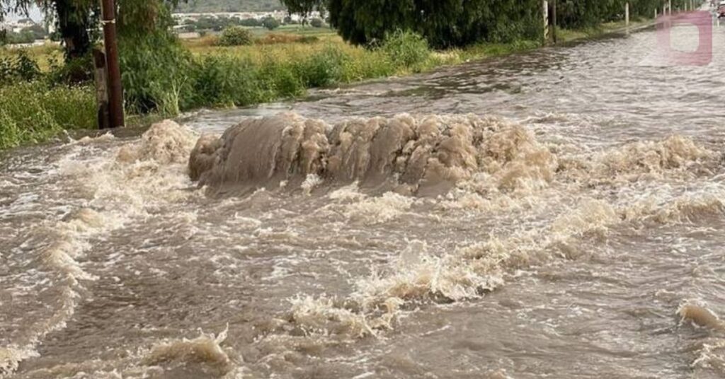 Lluvias dejan viviendas y autos afectados en Mineral de la Reforma