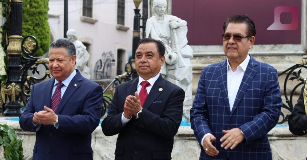 Rinden guardia de honor al 214 aniversario de la Independencia Nacional