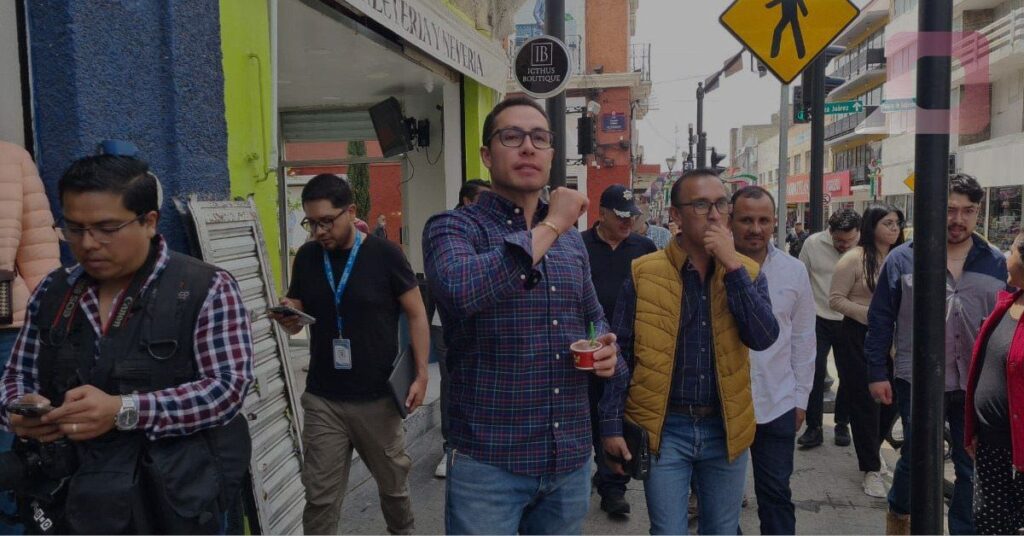 Jorge Reyes recorre el Centro Histórico de Pachuca para ordenar el comercio ambulante