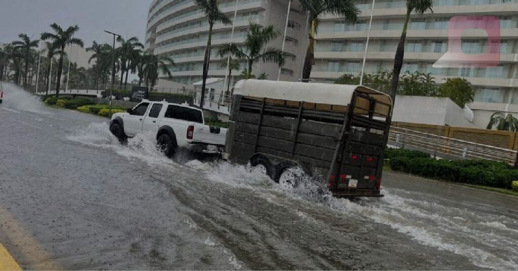 Acapulco despierta entre inundaciones