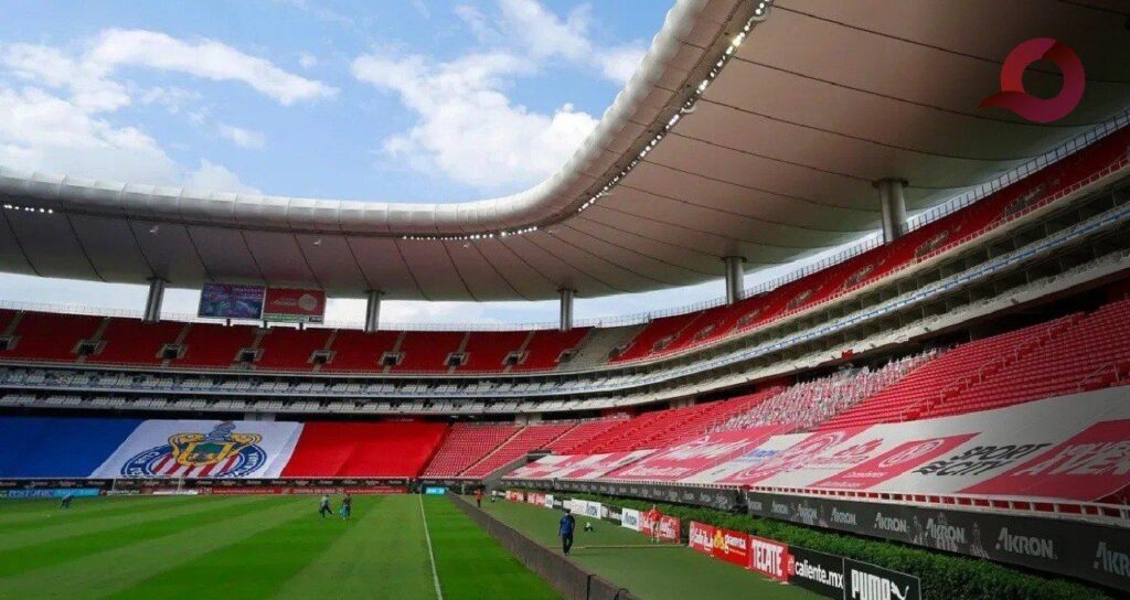 Jugador de las Chivas ataca a miembros de la prensa