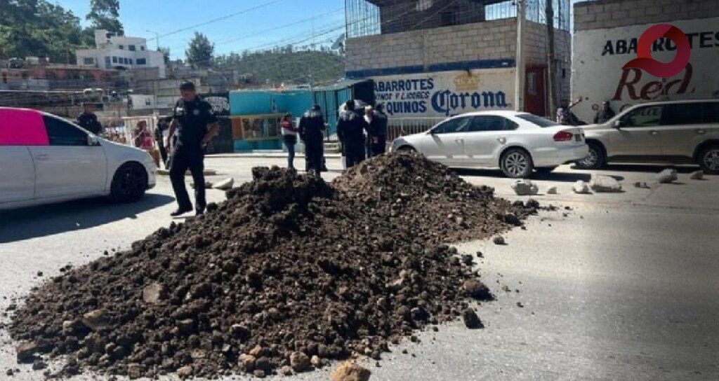 Vecinos bloquean carretera Pachuca al Real acusando a Caasim de causar inundaciones en sus casas