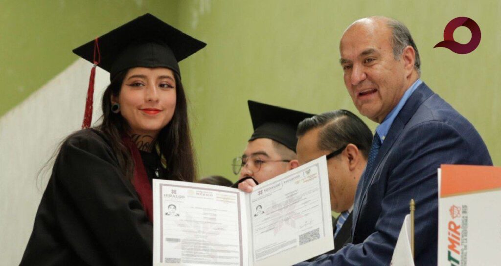 Estudiantes de la Universidad Tecnológica de Mineral de la Reforma reciben títulos electrónicos