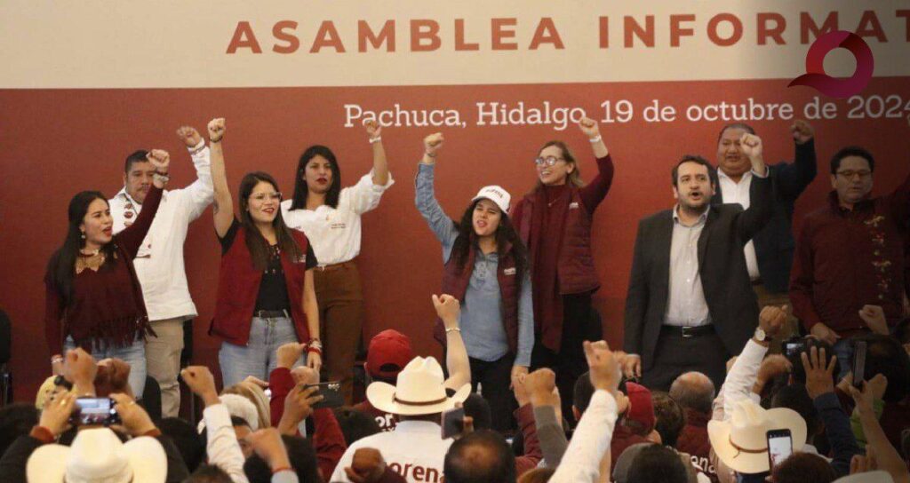 Julio Menchaca recibe ovación durante asamblea de Morena en Pachuca