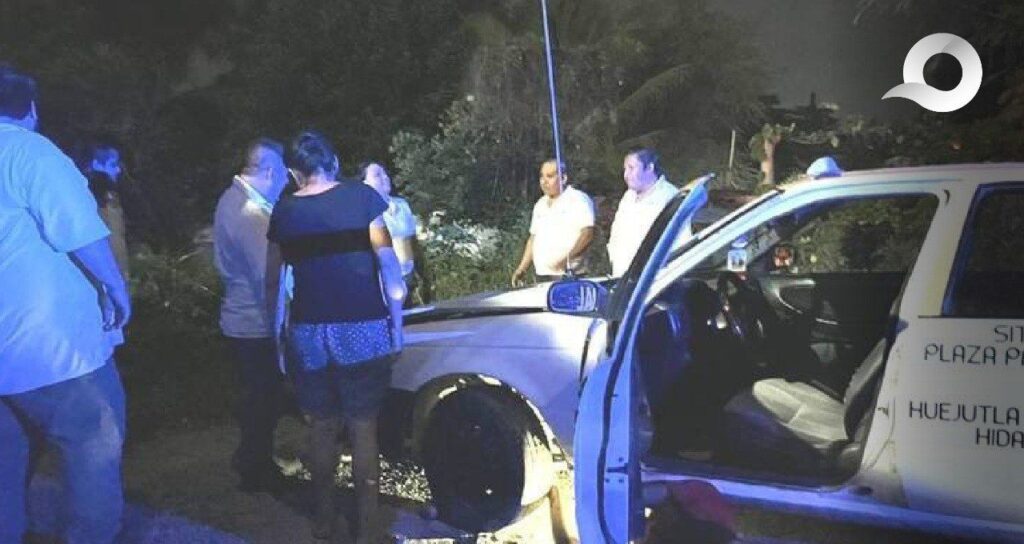 Taxista choca contra casa en Huejutla