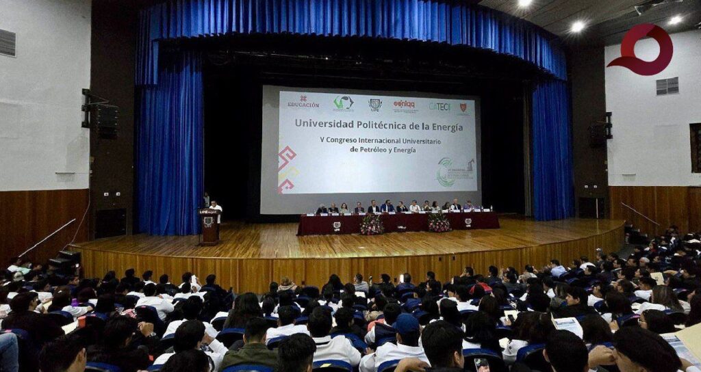Docente del ITESHU participó en Congreso Internacional de Petróleo y Energía