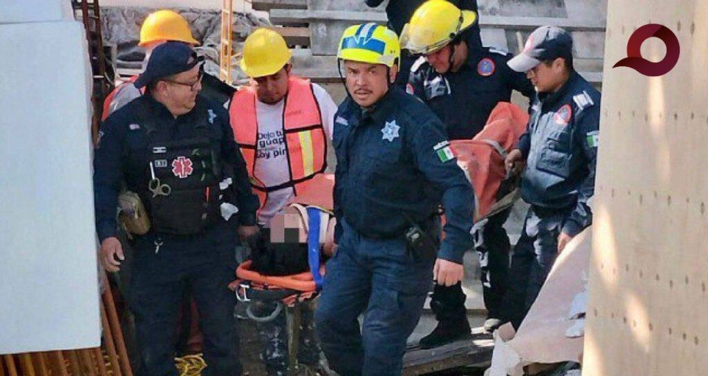 Bomberos rescatan a accidentado en construcción