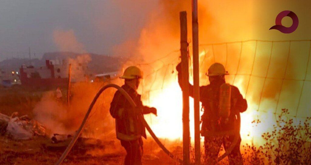 Bomberos atienden incendio en centro de reciclaje