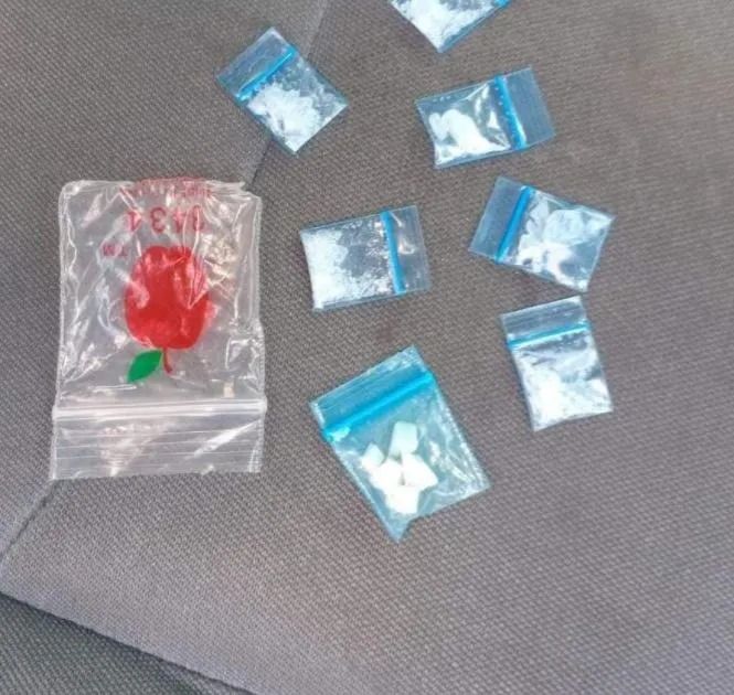 Autoridades detienen a adolescente con sustancias ilícitas