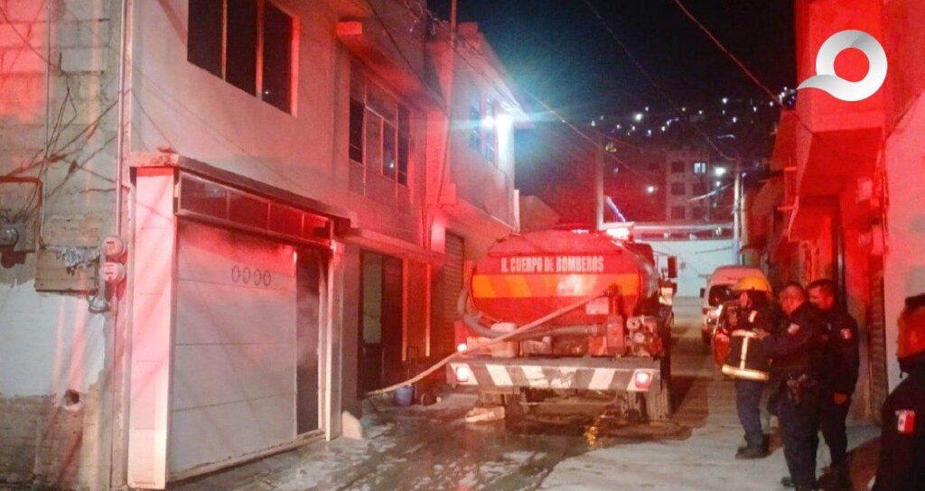 Bomberos rescatan hombre atrapado en incendio