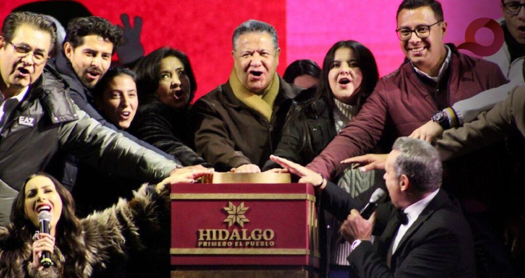 Encabeza Menchaca encendido del Árbol Navideño en Plaza Juárez