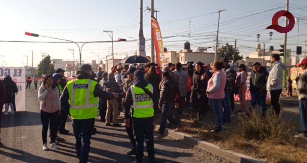 Vecinos del sur de Pachuca vuelven a bloquear calles para exigir la cancelación de un albergue migrante