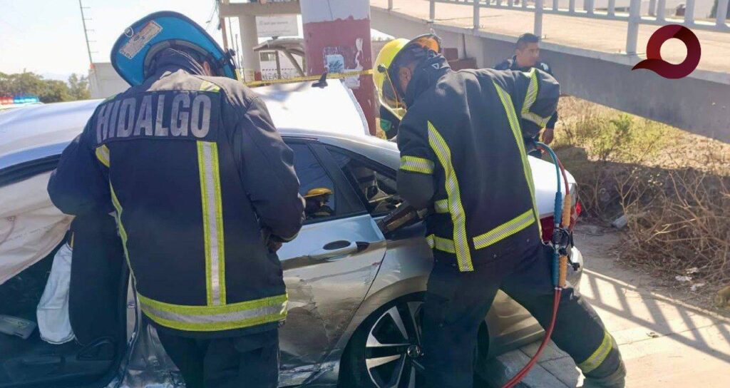 Bomberos atienden accidente en bulevar Santa Catarina