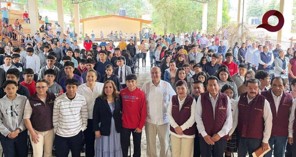 Entregan equipo técnico en Chapulhuacán