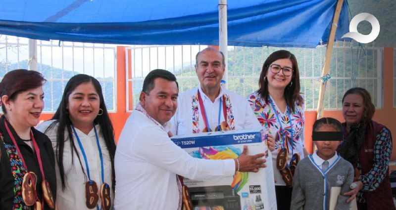 Naty Castrejón entregó mobiliario escolar en primaria indígena de Huehuetla