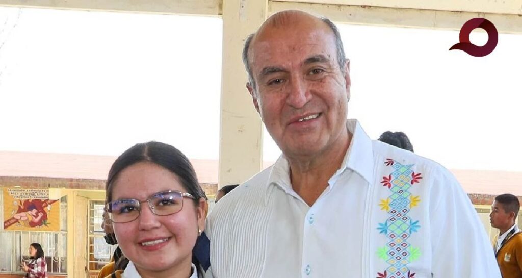 Naty Castrejón concluye entrega de materiales educativos en la Secundaria Técnica No 32 de Agua Blanca