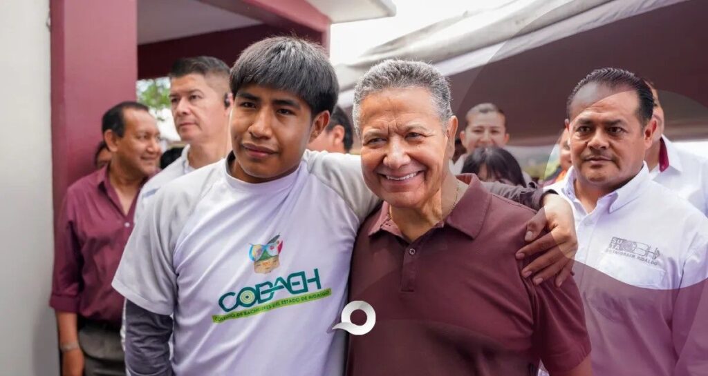 Menchaca refuerza la educación en Tula con entrega de tabletas electrónicas