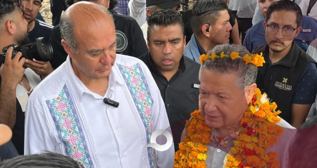 Naty Castrejón y Julio Menchaca fortalecen atención a escuelas dañadas por lluvias en Xochiatipan Naty Castrejón y Julio Menchaca fortalecen atención a escuelas dañadas por lluvias en Xochiatipan