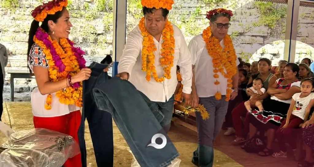 Simey Olvera escucha y da apoyos en la huasteca hidalguense Simey Olvera escucha y da apoyos en la huasteca hidalguense