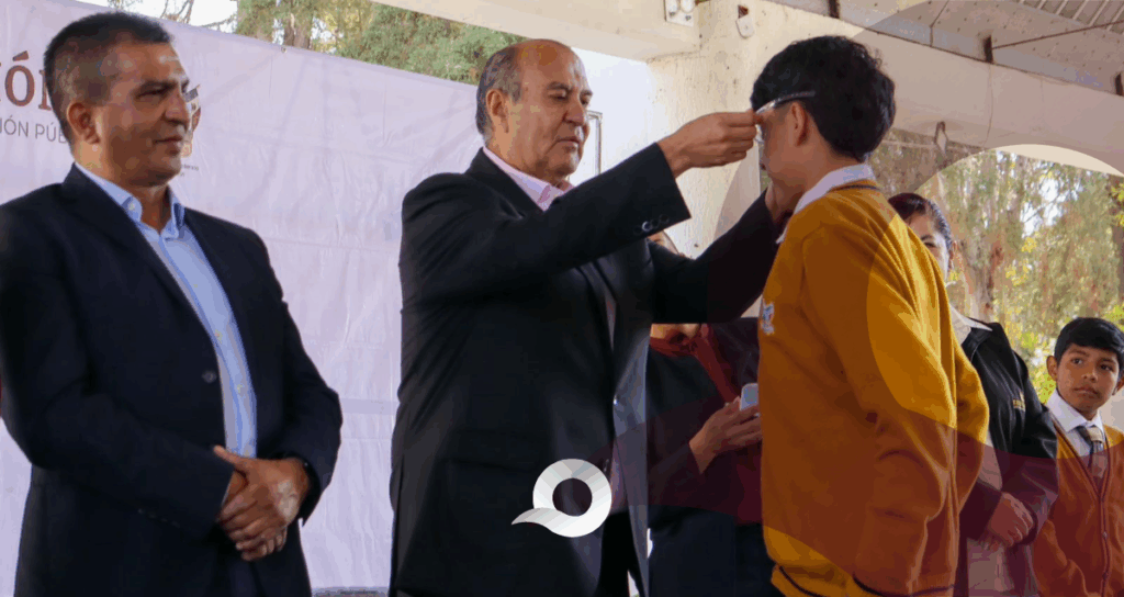 SEPH entrega lentes a estudiantes de Tepeji del Río para mejorar su aprendizaje seph