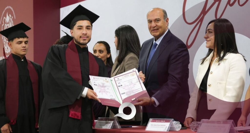 SEPH entrega 229 títulos profesionales a egresados de la UTVAM