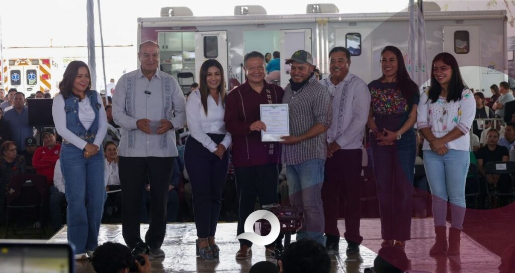 Julio Menchaca y SEPH entregan certificados educativos y anuncia nuevo Bachillerato en Huitel