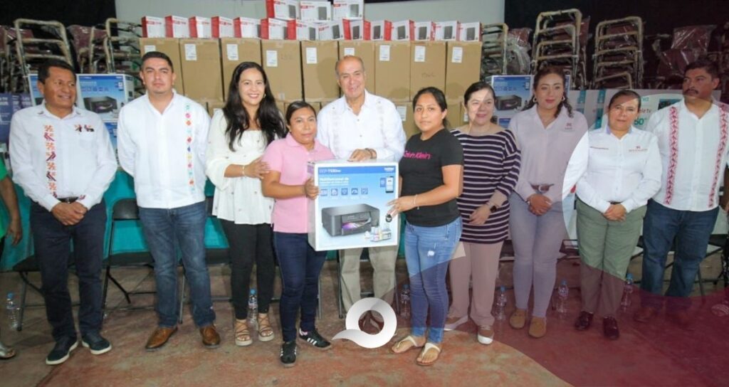 Naty Castrejón entrega obras y equipamiento para 21 escuelas de educación básica en Chapulhuacán