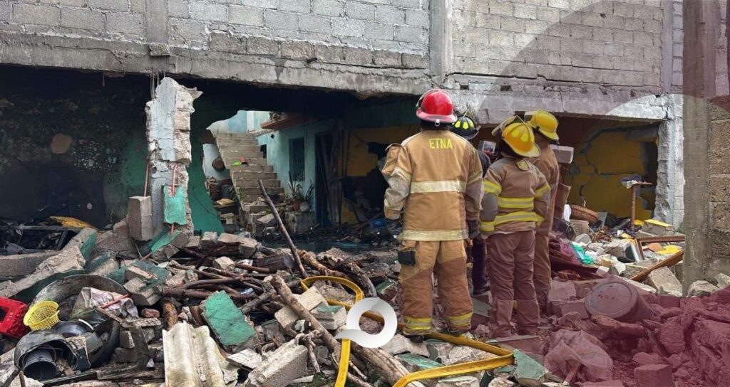 Explosión en Tepeji del Río deja tres lesionados; vivienda presuntamente almacenaba pirotecnia