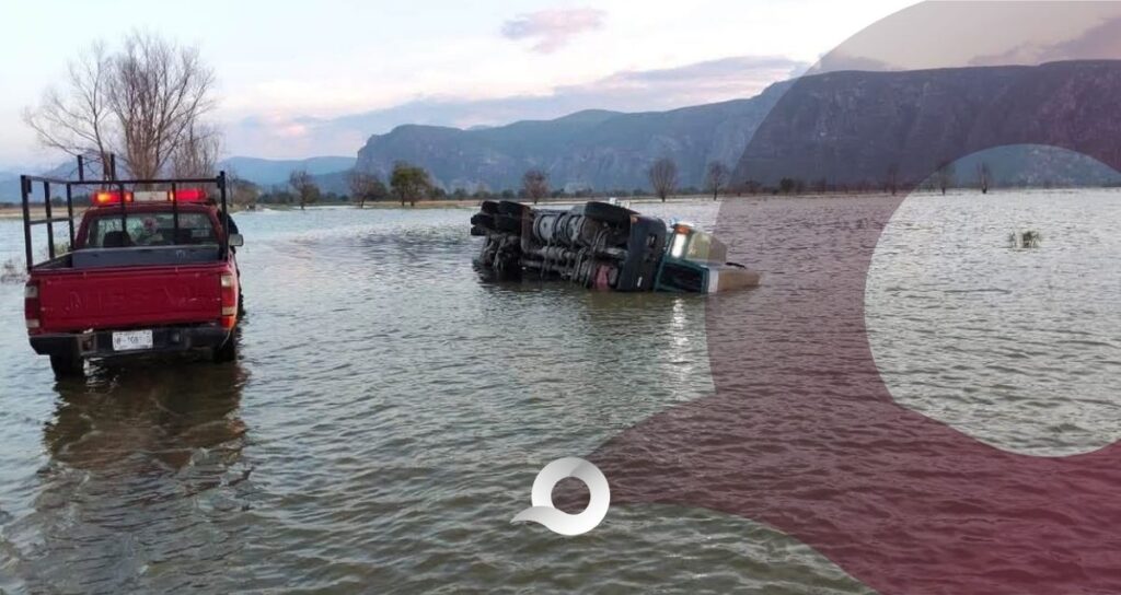 Tráiler vuelca en la carretera Metztitlán–Eloxochitlán tras intentar cruzar tramo inundado Tráiler vuelca en la carretera Metztitlán–Eloxochitlán tras intentar cruzar tramo inundado