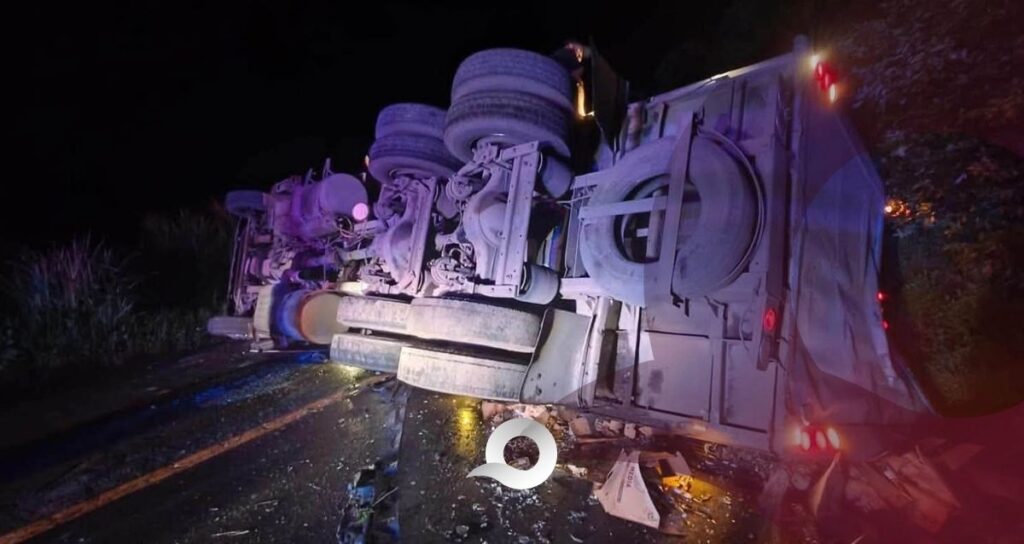 Tráiler volcó en la carretera Pachuca-Huejutla; no se reportaron personas fallecidas ni lesionadas Tráiler volcó en la carretera Pachuca-Huejutla; no se reportaron personas fallecidas ni lesionadas