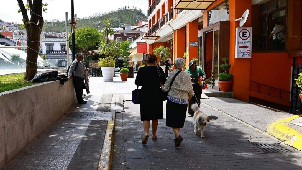Adultos mayores aprueban cierre de calle Gabino Barreda en Pachuca Adultos mayores caminando por la calle Gabino Barreda peatonalizada en el Centro Histórico de Pachuca, cerca de Plaza Independencia