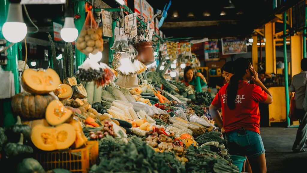 Alimentos frescos de temporada en Hidalgo incluyendo duraznos y granadas en mercado local