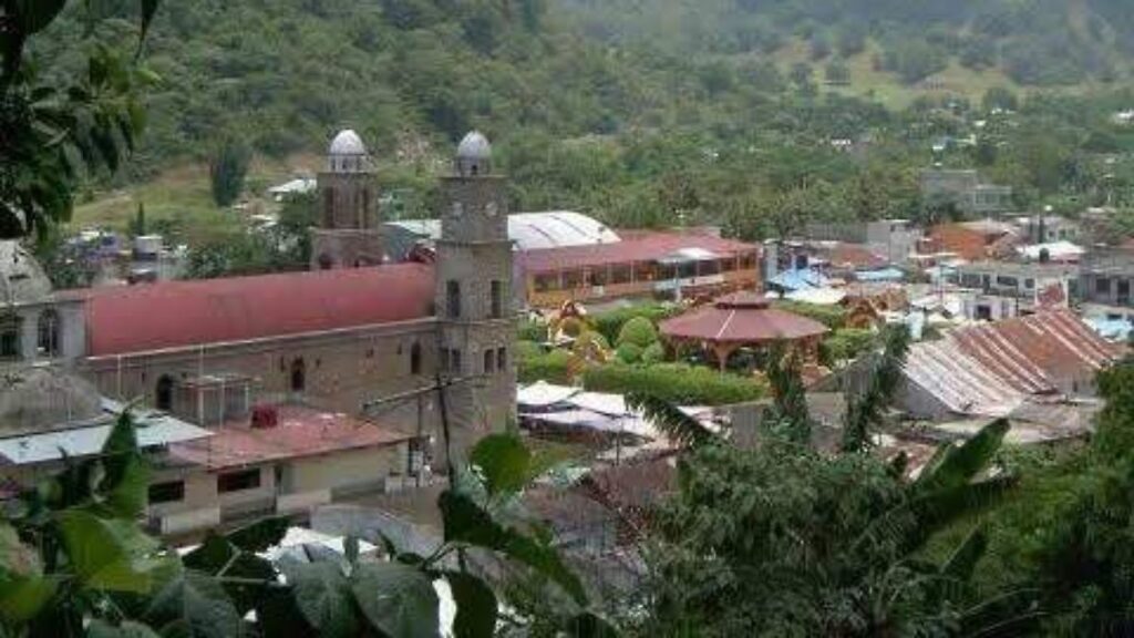 Paisaje natural de Atempa en Calnali, Huasteca hidalguense, mostrando vegetación exuberante y senderos para ecoturismo