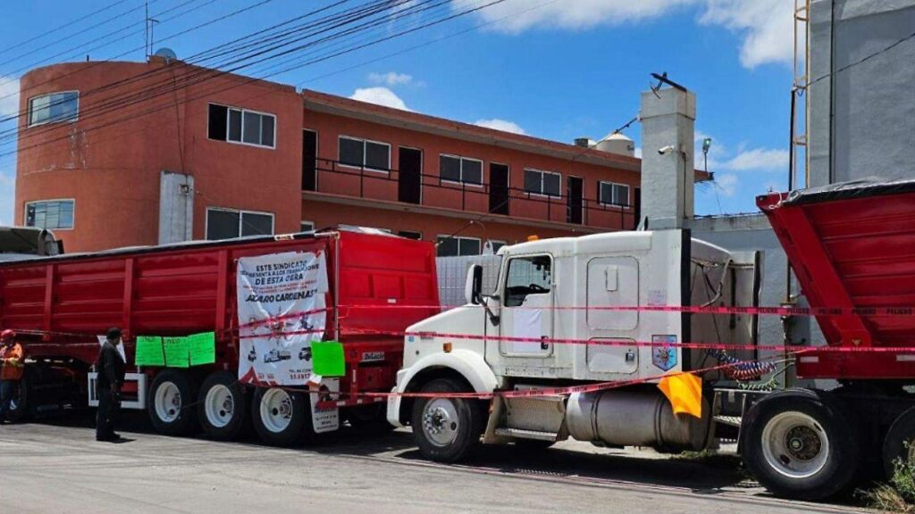 Habitantes de Atotonilco de Tula bloquean instalaciones de empresa señalada de generar contaminación por polvo negro