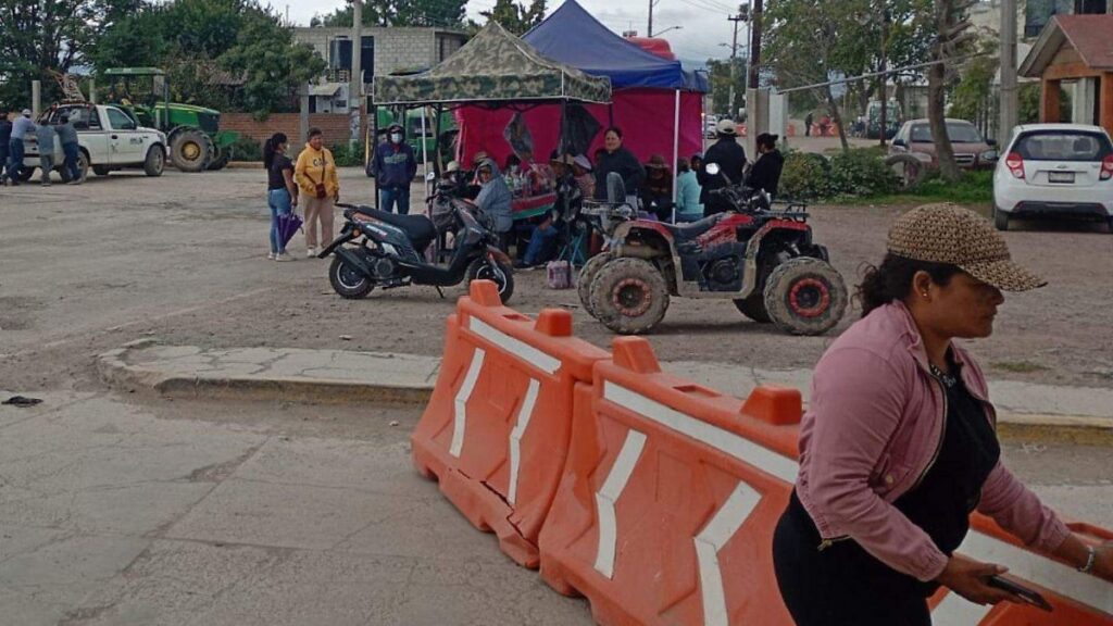 Campesinos y vecinos de Mineral de la Reforma bloquean acceso a obras del Tren AIFA-Pachuca con plantón y mantas de protesta